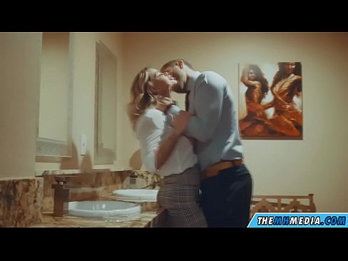 ❤️ Kung ang usa ka busty blonde naghaylo kanimo sa usa ka publiko nga kasilyas ❤❌ Sex video sa amon ☑